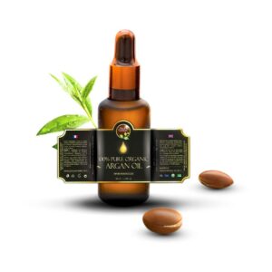 Originaire du Maroc, l'huile d'argan est un véritable trésor naturel aux multiples bienfaits. Riche en vitamine E, en acides gras essentiels et en antioxydants, elle hydrate, protège et nourrit la peau, tout en renforçant et sublimant les cheveux. Utilisée depuis des siècles dans les rituels de beauté, elle s'invite également en cuisine grâce à son goût unique et ses vertus pour la santé. Polyvalente et précieuse, l'huile d'argan est un allié incontournable pour le bien-être et la beauté au quotidien."